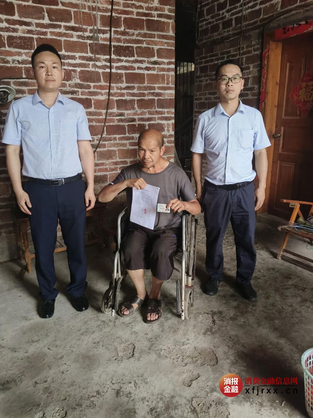 图为 平乐农合行大发支行工作人员上门为客户办理业务