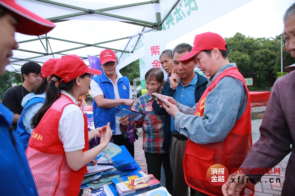 5月24日，在国家金融监督管理总局广西监管局指导下，广西金融团工委、广西银行业协会、广西保险行业协会主办，邮储银行广西区分行承办，联合多家金融机构及宁武镇伏唐村村委共同开展“星火耀壮乡 助农有担当”民法典进乡村暨2025年“金桂星火”党建志愿服务系列活动