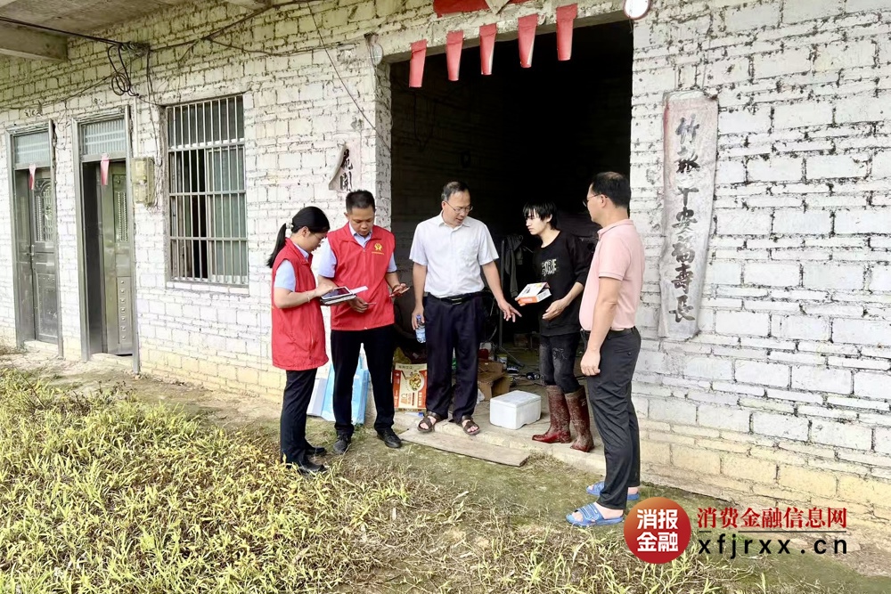 图1为北流农信社白马信用社“红马甲”金融先锋上门为客户办理业务