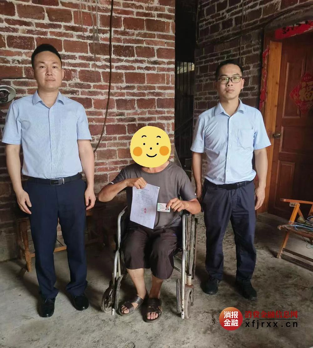 图为 平乐农合行大发支行工作人员上门为客户办理业务