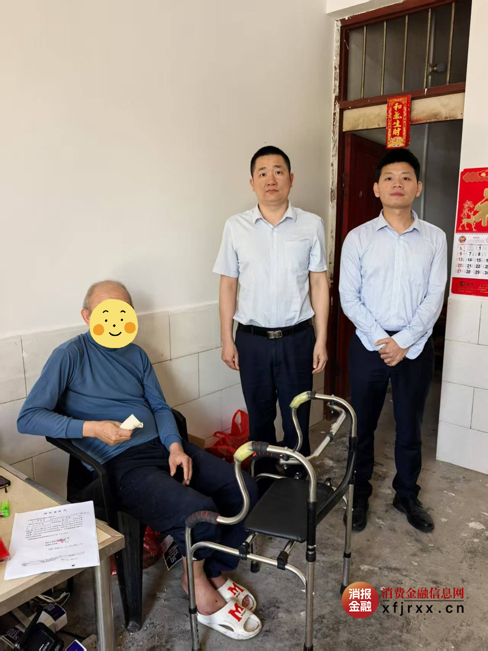 图为 平乐农合行二塘支行工作人员上门为客户办理业务