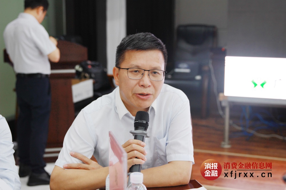 平乐农合行党委书记、董事长何坚勇作培训开班动员讲话