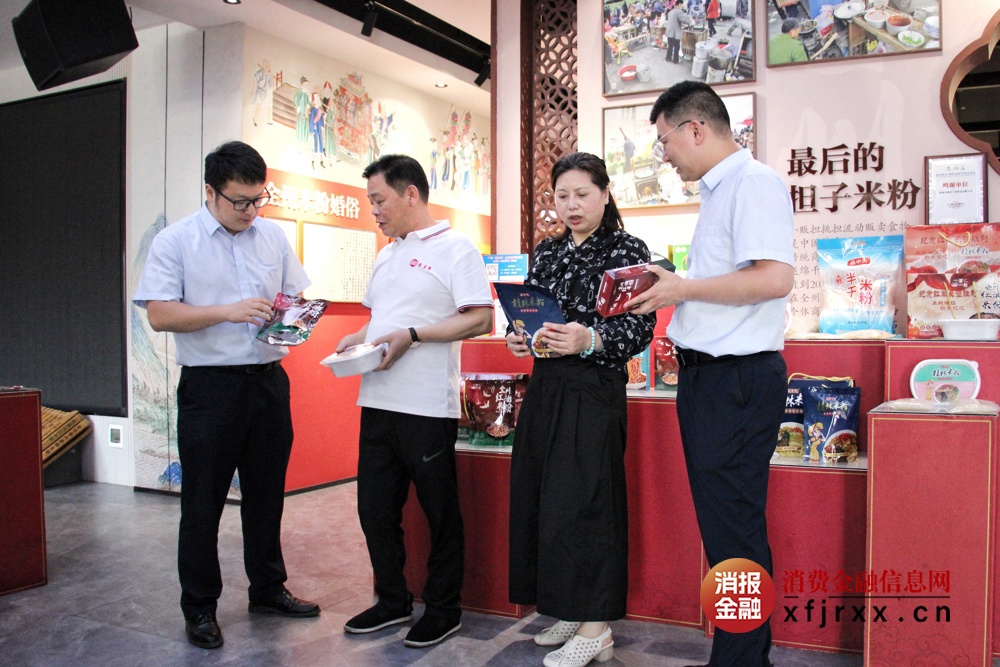 图为全州农合行客户经理走访桂林全州米兰香食品有限公司 韦安源摄