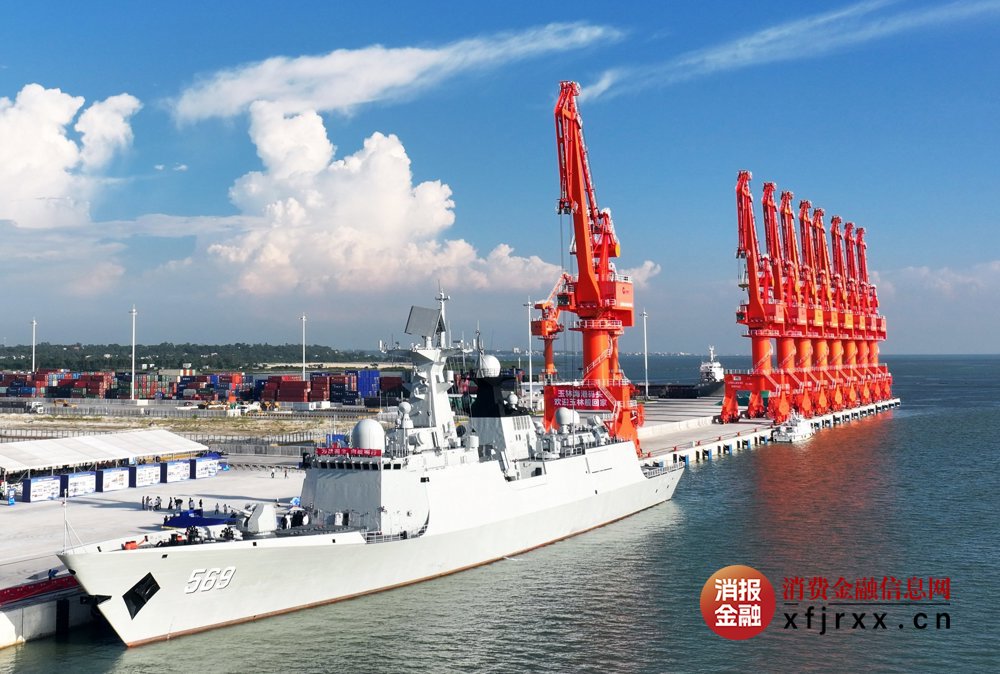 玉林舰停靠在玉林海港码头。