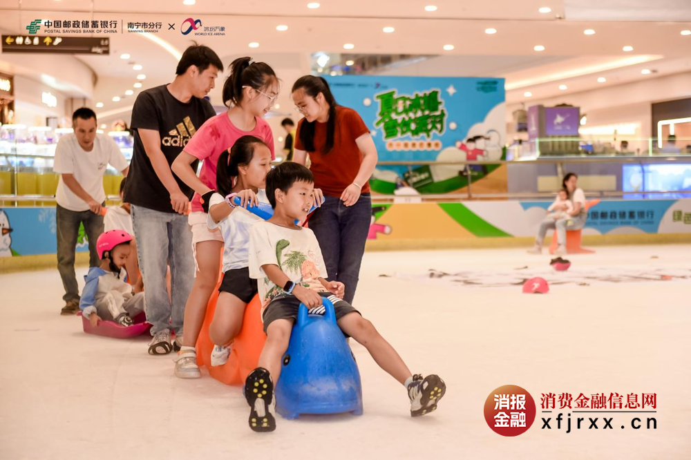 图：孩子们活力满满地骑着形态各异的道具在冰场穿梭嬉戏