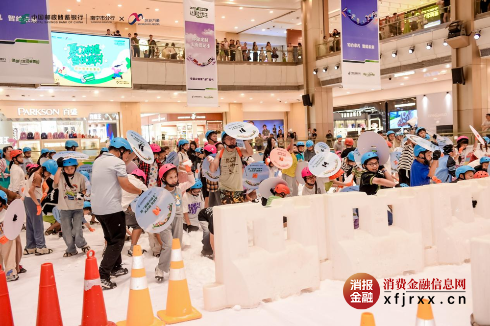 图：大小朋友们积极参与“打雪仗”