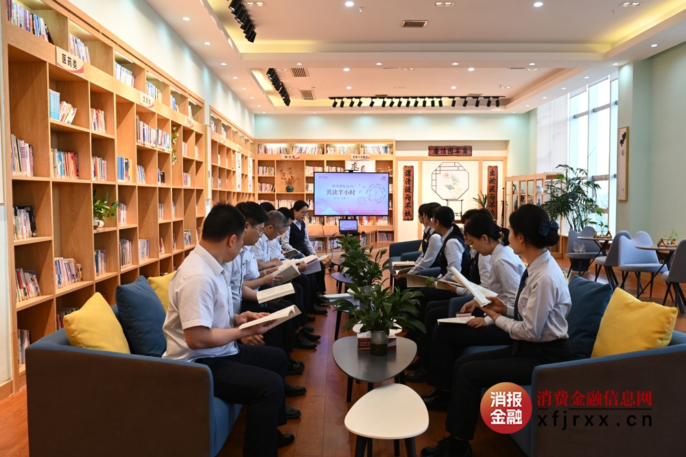 来宾农商银行在“职工书屋”举办读书沙龙活动