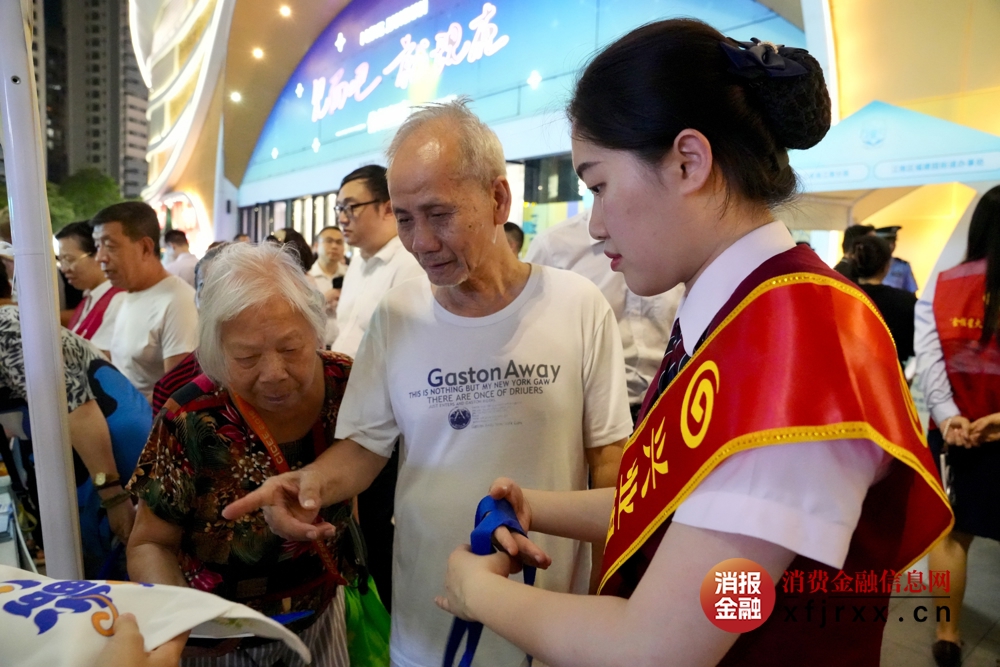 图为兴业银行南宁分行以“银龄反诈”为核心帮助老年人学会辨别诈骗手段等知识 黄敬敏摄