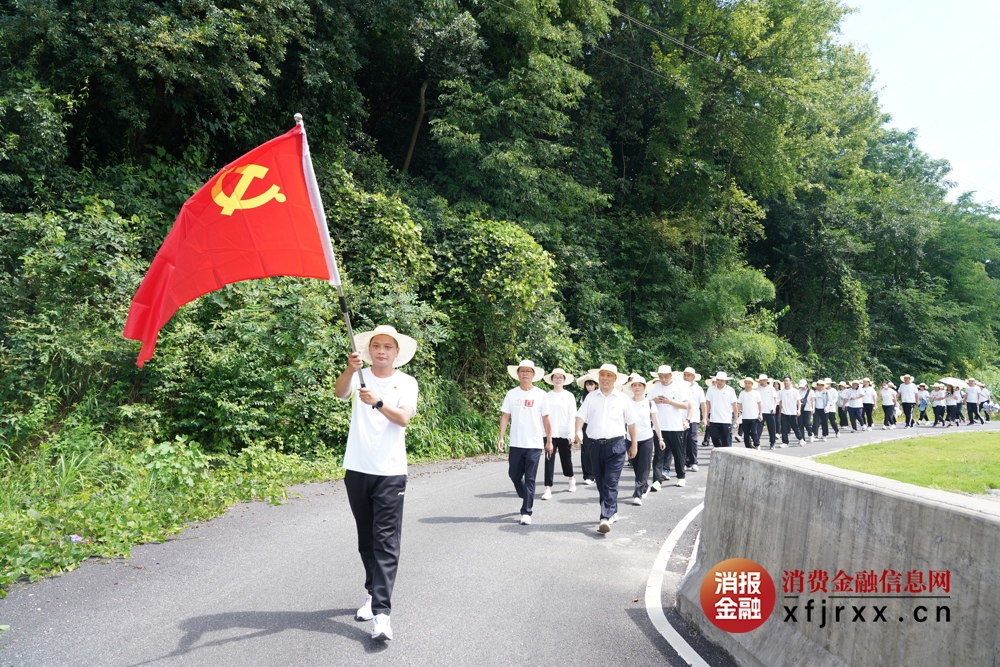党员干部们徒步丈量信仰之路