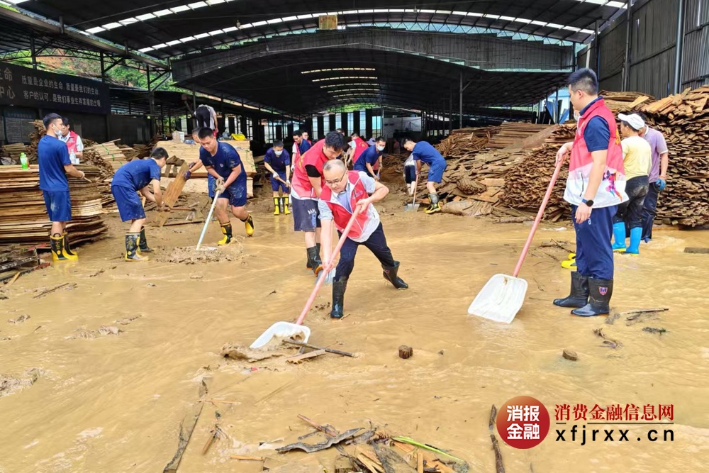 图为天峨农商银行“红马甲”为当地企业清理通道障碍 天峨农商银行供图
