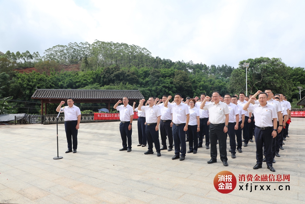 2.参加活动党员集体重温入党誓词