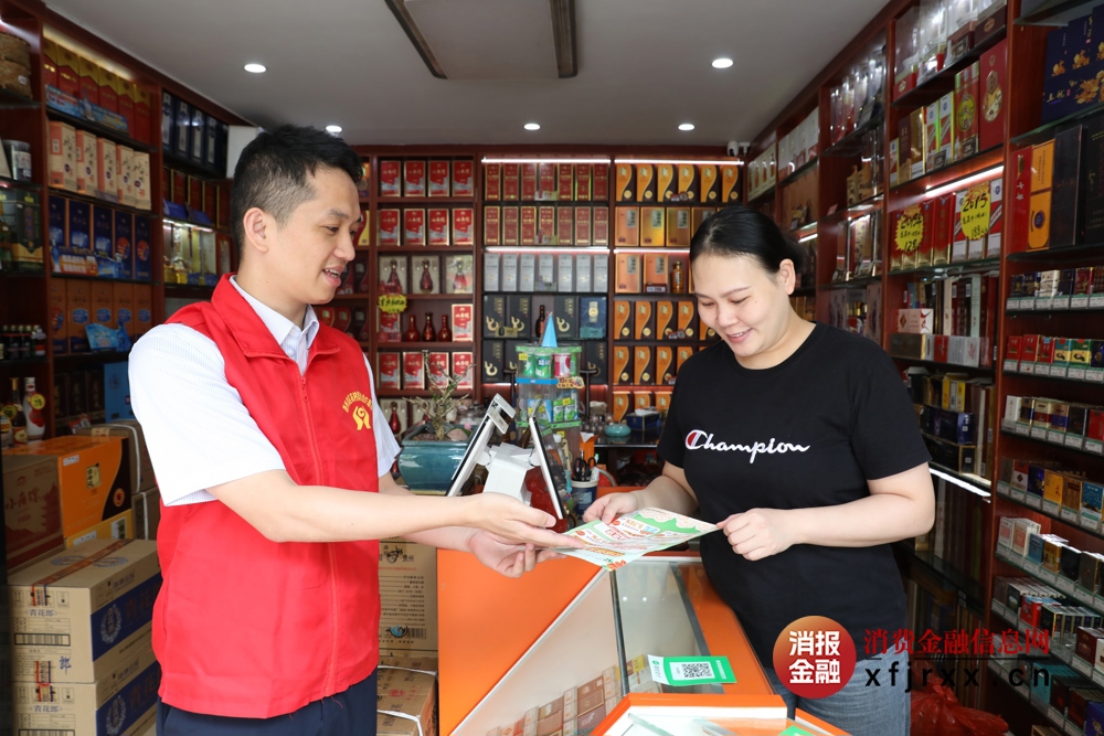图为梧州市区农信社营业部金融专员深入商圈宣传普及金融知识和惠民政策 梧州市区农信社营业部金融专员深入商圈，宣传普及金融知识和惠民政策供图