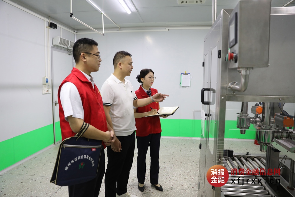 图为梧州市区农信社营业部金融专员深入企业厂房了解生产运营情况 梧州市区农信社供图