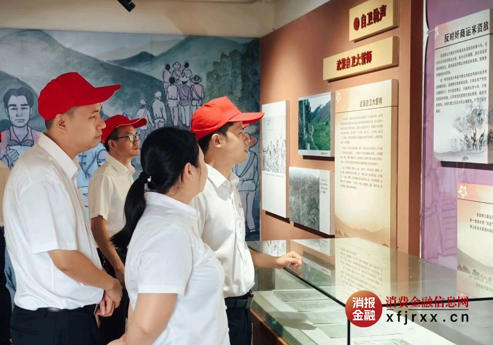 6.党员参观旧址内的陈列展览