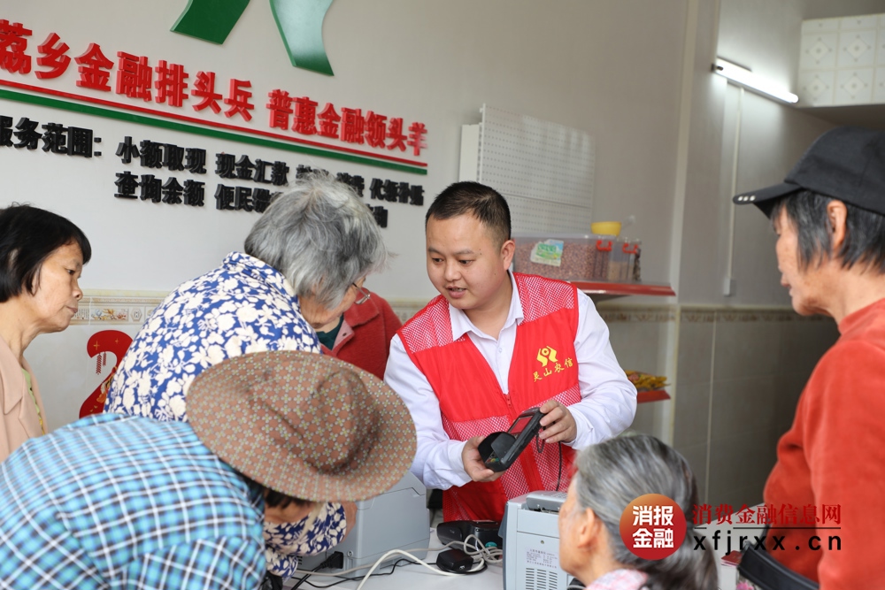 灵山农信社便民服务点工作人员为群众办理惠农补贴业务