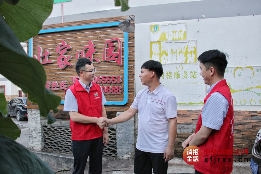 乐业农商银行工作人员到蒙隆江的餐馆走访 黄圣凤摄