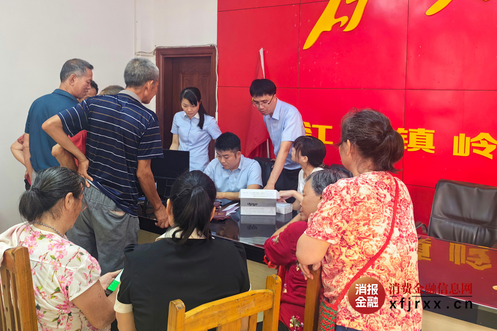 桂平联社工作人员深入江口镇三布村金融服务服务点为客户办理业务
