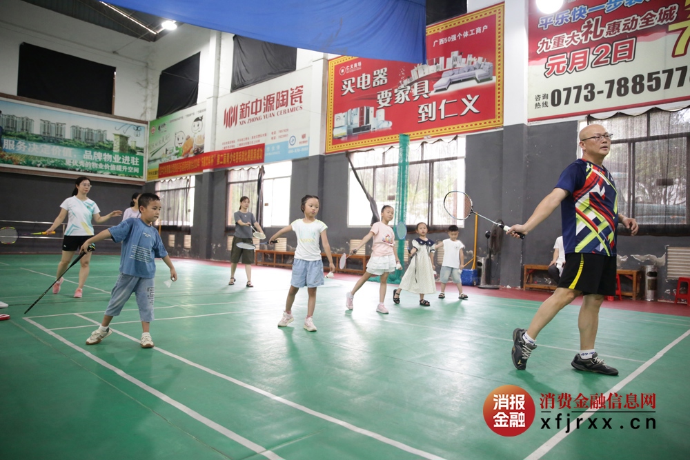 小朋友一起学习羽毛球2