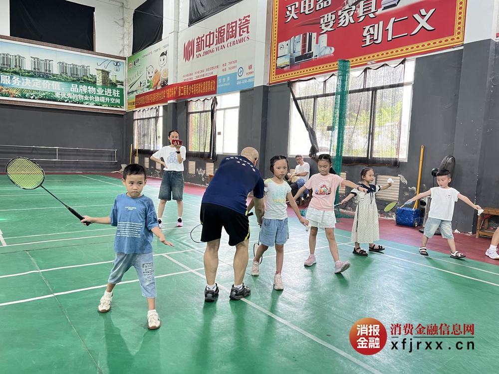 小朋友一起学习羽毛球