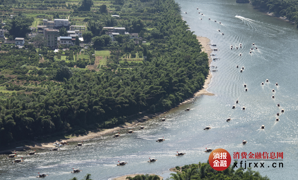 图为7月26日，阳朔漓江景区竹筏游情景