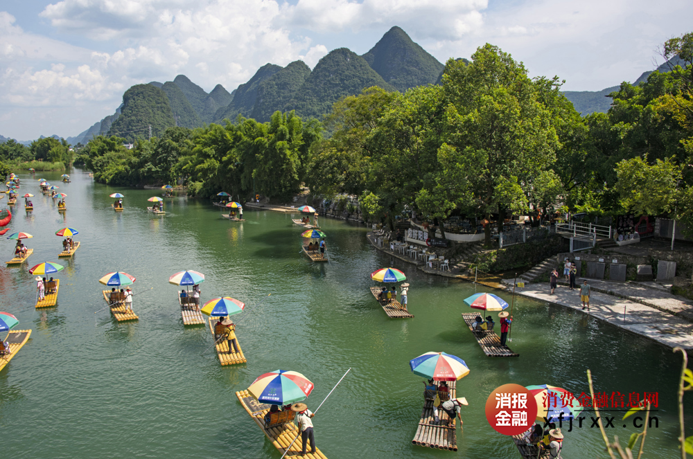 图为7月26日，阳朔遇龙河景区竹筏游情景 (3)