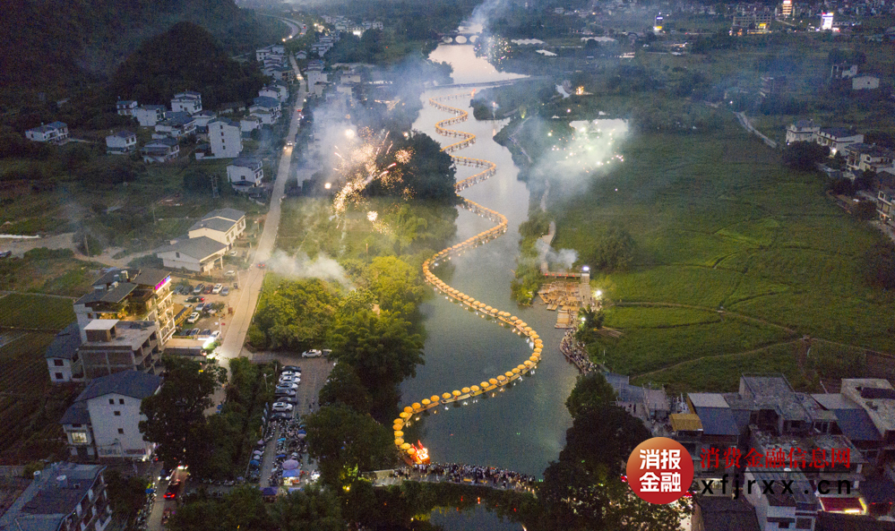 图为7月26日，阳朔遇龙河千米“金龙”夜游情景