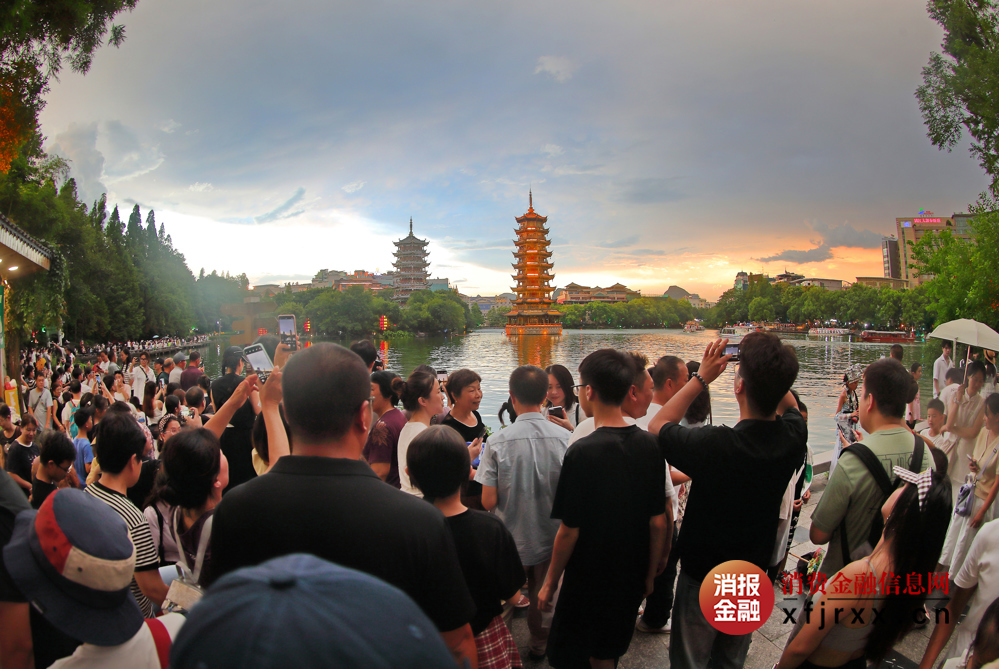 8月17日，游客在桂林城市地标日月双塔游览 (1)