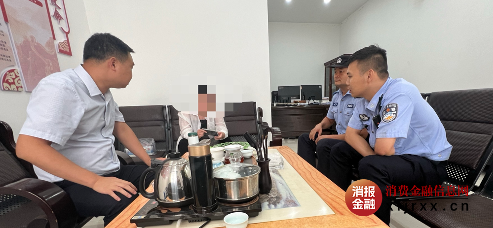 二塘支行负责人联合民警合力劝阻莫女士