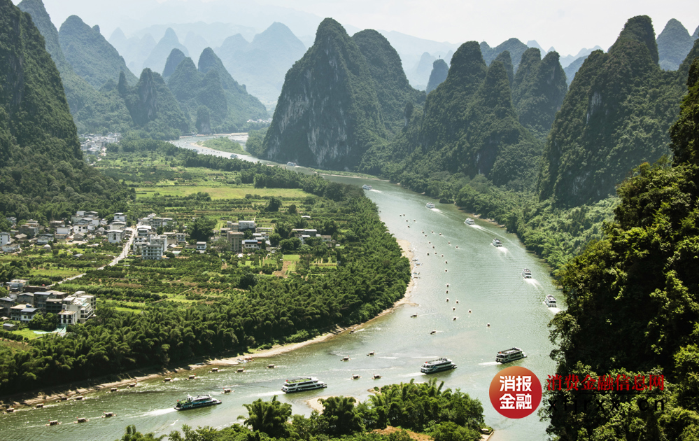7月26日，桂林旅游龙头企业游船经过漓江阳朔兴坪段情景