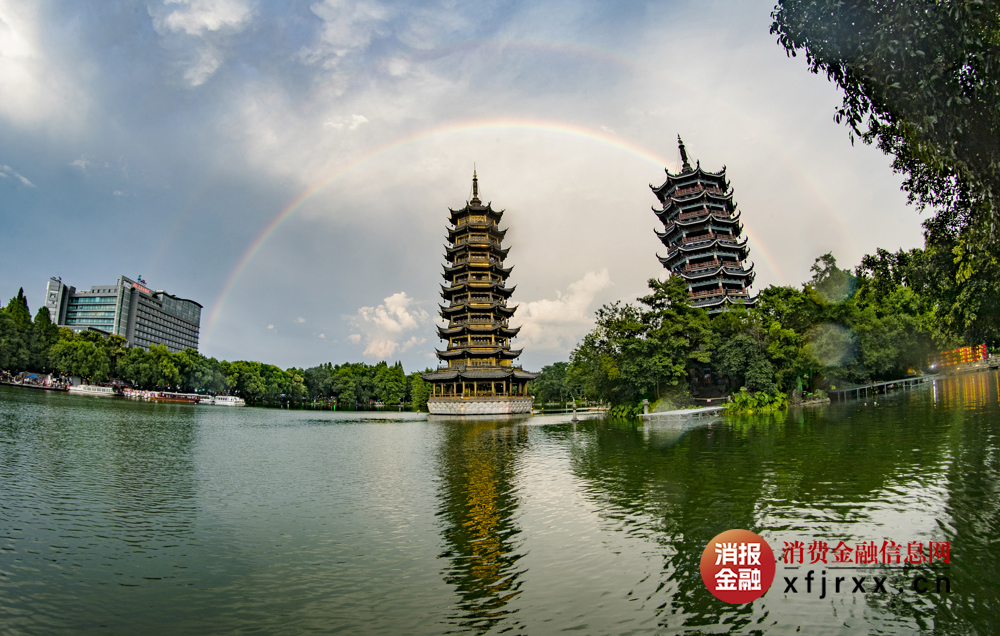 8月17日，美丽双彩虹现身桂林两江四湖日月双塔