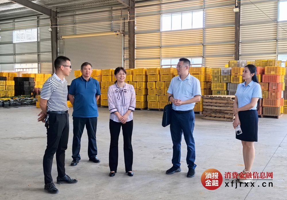 黄斌局长（左三）实地走访平乐宏源农业发展有限公司，向企业负责人了解企业发展现状