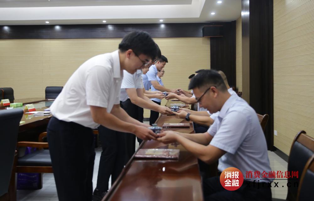 新员工向师傅敬茶