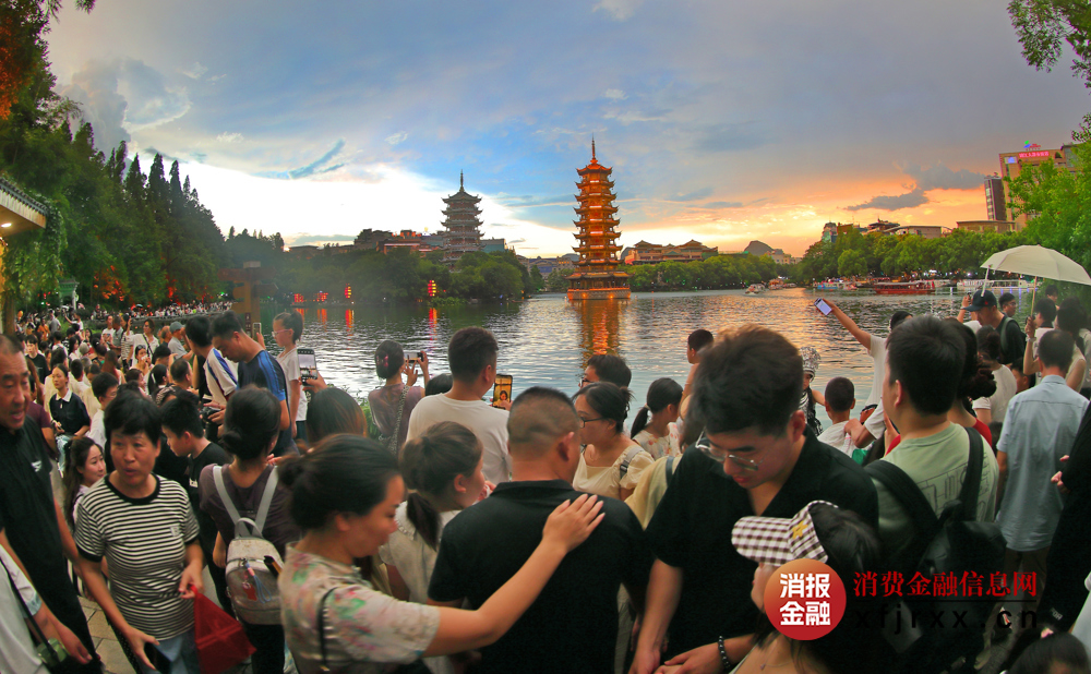 农行助力做好水文章  暑期桂林水上游火爆 (游客在两江四湖游览) (1)
