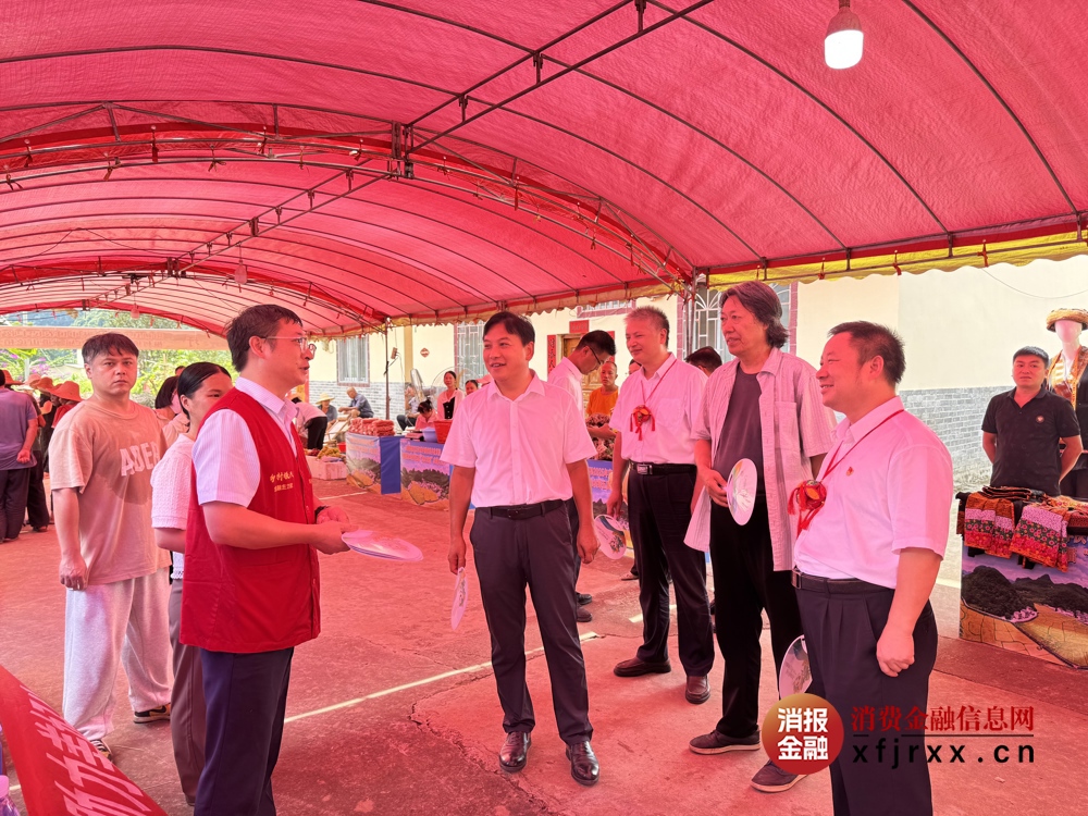 2.图为桂林市政协副主席、阳朔县委书记孙国梁(右一)到阳朔农商银行展台参观指导 2.图为桂林市政协副主席、阳朔县委书记孙国梁(右一)到阳朔农商银行展台参观指导