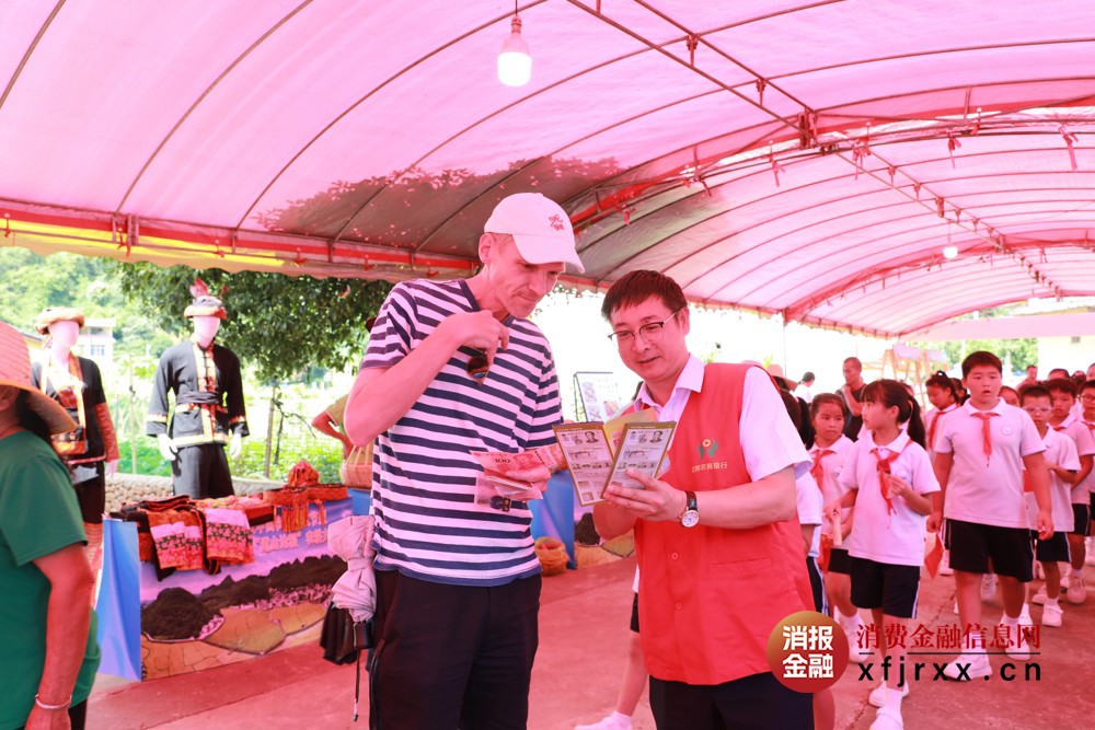 4.图为阳朔农商银行工作人员向外籍游客介绍人民币防伪技巧、反电诈、反洗钱、金融惠民等金融知识