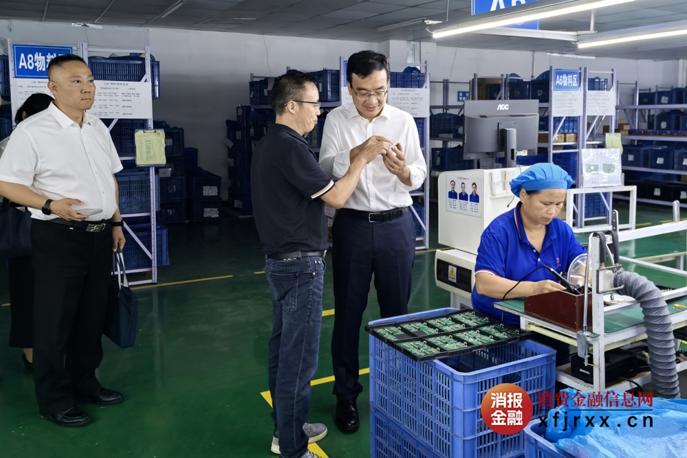图2陈晋祥一行实地考察泰宏达生产车间