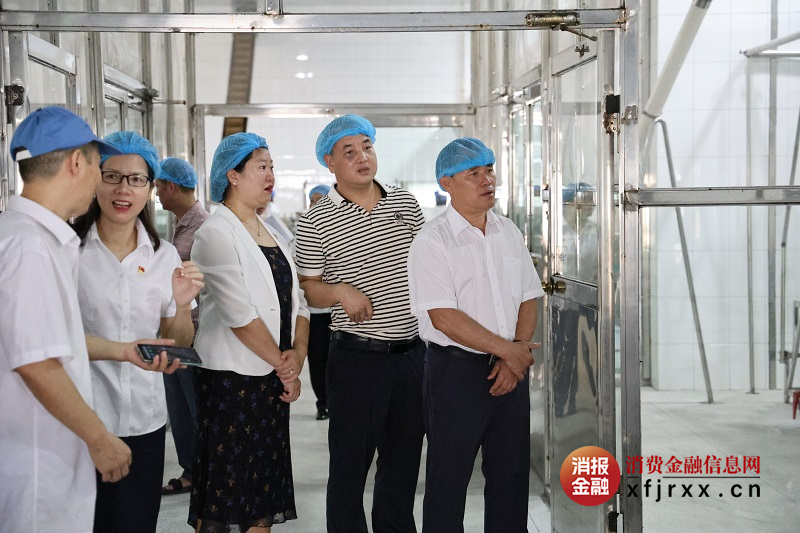 （图为工行桂林分行实地考察企业生产车间）