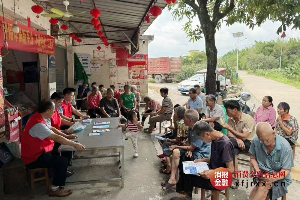 桂平联社工作人员深入便民点为村民普及金融政策、反诈知识等