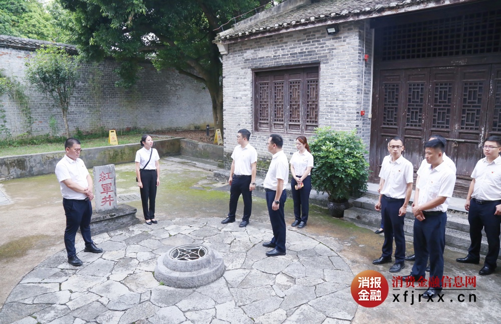 参观红八军军部旧址