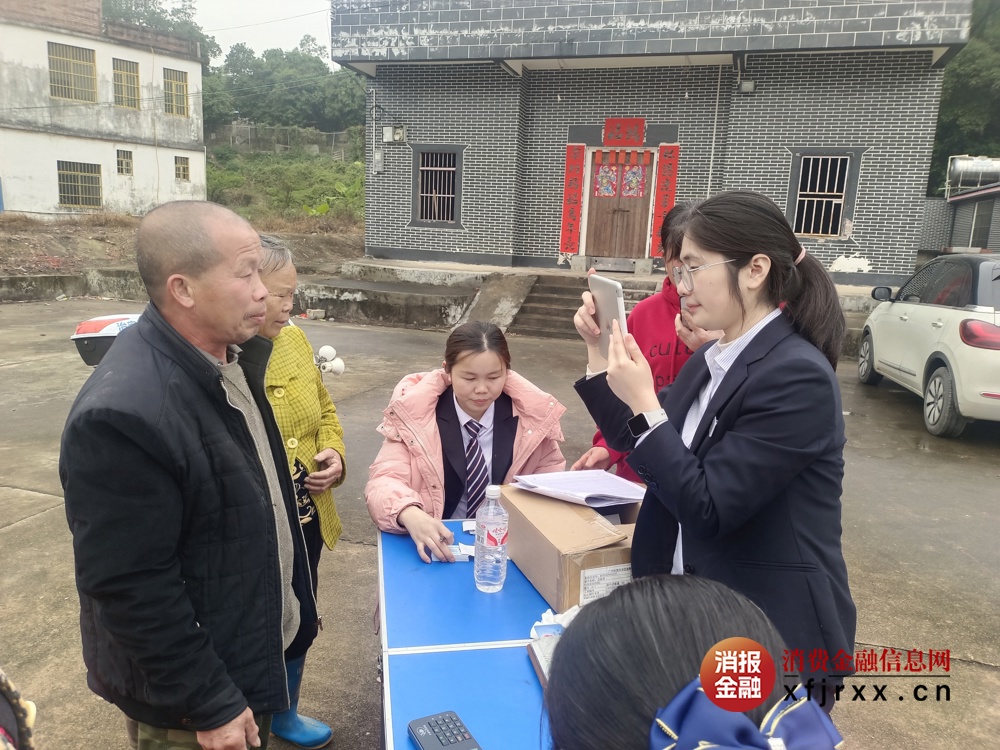博白农信社上门为老年朋友提供金融服务