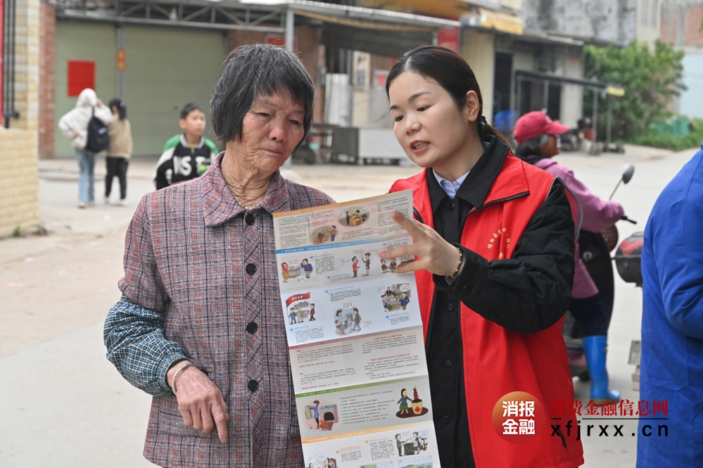 博白农信社向老年朋友普及金融知识